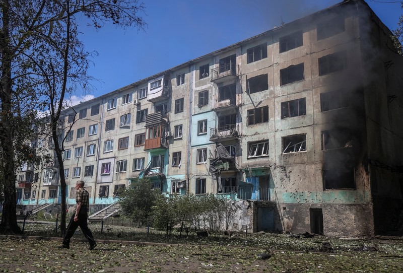 Fire burns in a flat of an apartment building hit by Russian drone strike, amid Russia's attack on Ukraine, in the town of Bilozerske in Donetsk region, Ukraine August 10, 2025. REUTERS/Oleksandr Ratushniak     TPX IMAGES OF THE DAY