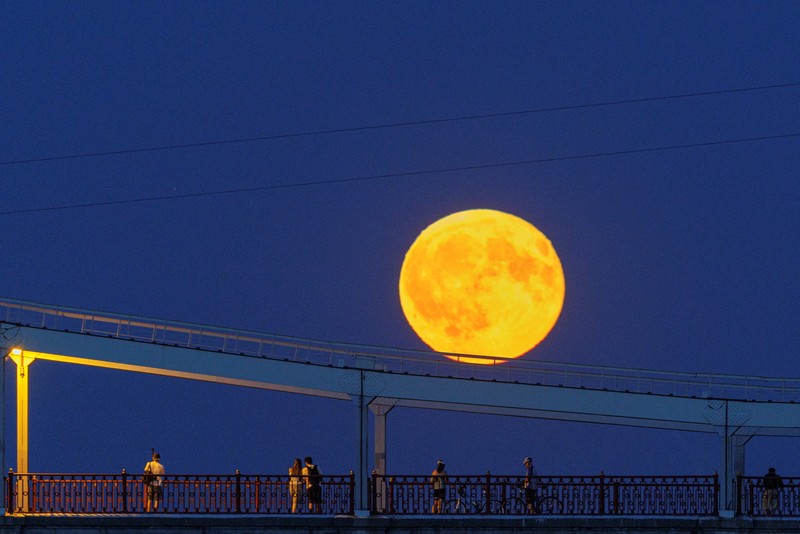 The Sturgeon Moon is seen over the Sultanahmet Mosque, known as the Blue Mosque, in Istanbul, Turkey, August 9, 2025. REUTERS/Dilara Senkaya     TPX IMAGES OF THE DAY