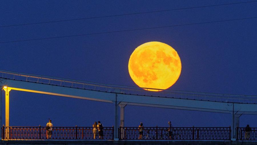 The Sturgeon Moon is seen over the Sultanahmet Mosque, known as the Blue Mosque, in Istanbul, Turkey, August 9, 2025. REUTERS/Dilara Senkaya     TPX IMAGES OF THE DAY