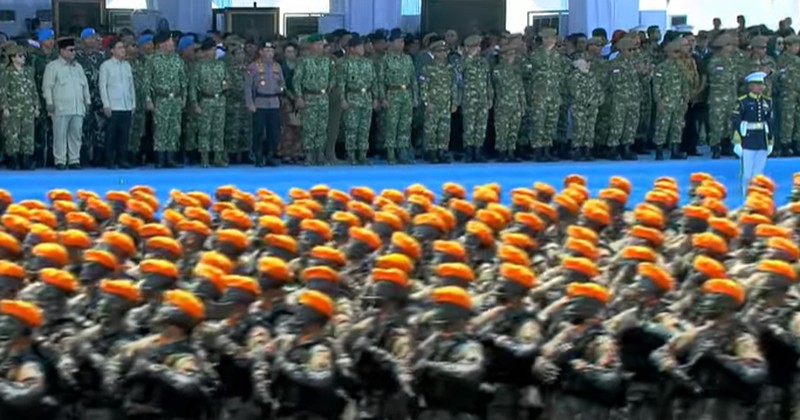 Presiden Prabowo Subianto bertindak selaku inspektur upacara pada Upacara Gelar Pasukan Operasional dan Kehormatan Militer di Landasan Suparlan, Komplek Pendidikan dan Pelatihan Komando Pasukan Khusus (Kopassus), Batujajar, Kabupaten Bandung Barat, Provinsi Jawa Barat, pada Minggu, 10 Agustus 2025. (Kris - Biro Pers Sekretariat Presiden)