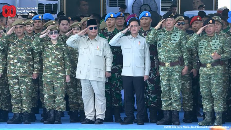 Presiden Prabowo Subianto bertindak selaku inspektur upacara pada Upacara Gelar Pasukan Operasional dan Kehormatan Militer di Landasan Suparlan, Komplek Pendidikan dan Pelatihan Komando Pasukan Khusus (Kopassus), Batujajar, Kabupaten Bandung Barat, Provinsi Jawa Barat, pada Minggu, 10 Agustus 2025. (Kris - Biro Pers Sekretariat Presiden)