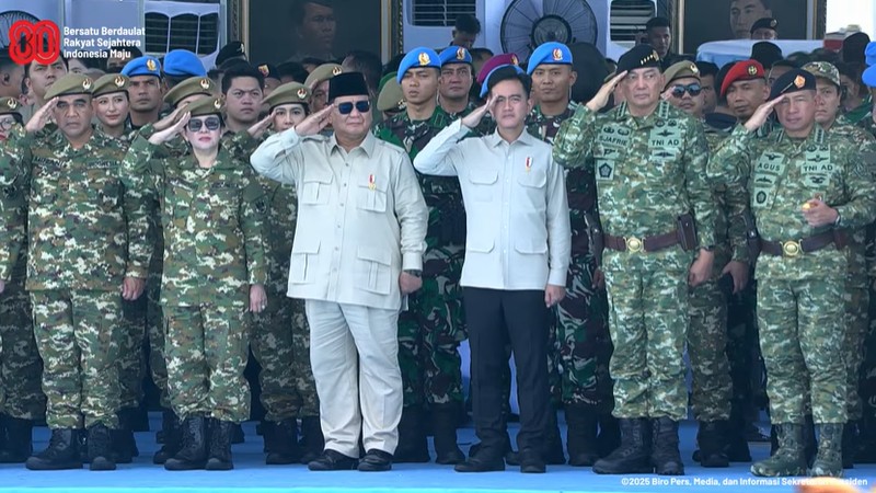 Presiden Prabowo Subianto bertindak selaku inspektur upacara pada Upacara Gelar Pasukan Operasional dan Kehormatan Militer di Landasan Suparlan, Komplek Pendidikan dan Pelatihan Komando Pasukan Khusus (Kopassus), Batujajar, Kabupaten Bandung Barat, Provinsi Jawa Barat, pada Minggu, 10 Agustus 2025. (Kris - Biro Pers Sekretariat Presiden)