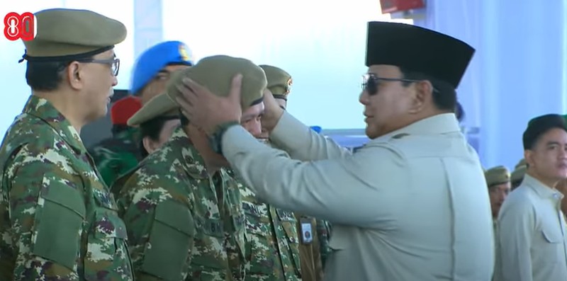Presiden Prabowo Subianto bertindak selaku inspektur upacara pada Upacara Gelar Pasukan Operasional dan Kehormatan Militer di Landasan Suparlan, Komplek Pendidikan dan Pelatihan Komando Pasukan Khusus (Kopassus), Batujajar, Kabupaten Bandung Barat, Provinsi Jawa Barat, pada Minggu, 10 Agustus 2025. (Kris - Biro Pers Sekretariat Presiden)