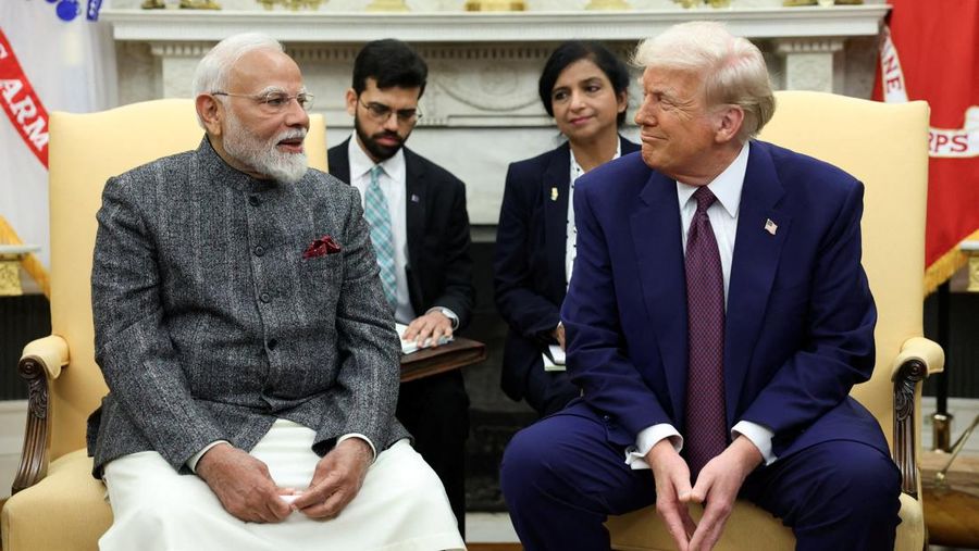 FOTO FILE: Presiden AS Donald Trump bertemu dengan Perdana Menteri India Narendra Modi di Gedung Putih di Washington, D.C., AS, 13 Februari 2025. REUTERS/Kevin Lamarque/Foto File