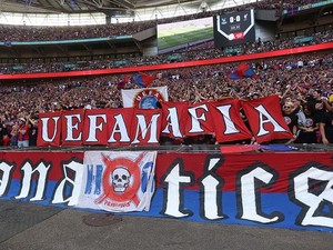 Spanduk UEFA Mafia Hiasi Community Shield