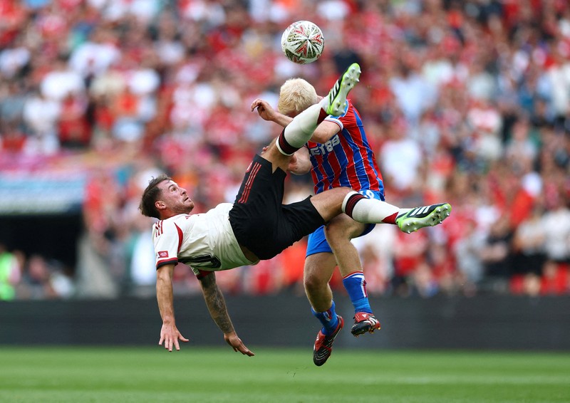 Marc Guehi dari Crystal Palace mengangkat trofi dan merayakan bersama rekan setim usai menjuarai FA Community Shield, di Stadion Wembley, London, 10 Agustus 2025. Marc Guehi dari Crystal Palace mengangkat trofi dan merayakan bersama rekan setim usai menjuarai FA Community Shield, di Stadion Wembley, London, 10 Agustus 2025. (REUTERS/Matthew Childs)