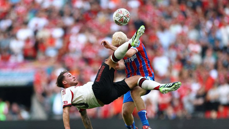 Marc Guehi dari Crystal Palace mengangkat trofi dan merayakan bersama rekan setim usai menjuarai FA Community Shield, di Stadion Wembley, London, 10 Agustus 2025. (REUTERS/Matthew Childs)