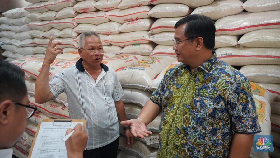 Anggota Ombudsman Republik Indonesia, Yeka Hendra Fatika melakukan inspeksi mendadak (sidak) ke Pasar Induk Beras Cipinang (PIBC), Jakarta Timur, pada Senin (11/8/2025). (CNBC Indonesia/Martyasari Rizky)