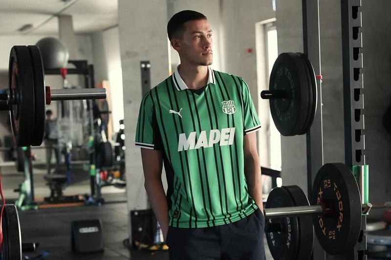 Bek timnas Indonesia, Jay Idzes, resmi bergabung dengan klub Serie A Italia, Sassuolo, dan langsung mencatatkan diri sebagai rekrutan termahal Neroverdi pada bursa transfer musim panas ini. (Instagram/sassuolocalcio)