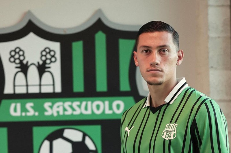 Bek timnas Indonesia, Jay Idzes, resmi bergabung dengan klub Serie A Italia, Sassuolo, dan langsung mencatatkan diri sebagai rekrutan termahal Neroverdi pada bursa transfer musim panas ini. (Instagram/sassuolocalcio)