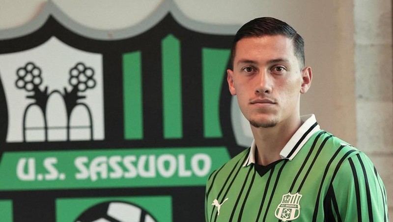 Bek timnas Indonesia, Jay Idzes, resmi bergabung dengan klub Serie A Italia, Sassuolo, dan langsung mencatatkan diri sebagai rekrutan termahal Neroverdi pada bursa transfer musim panas ini. (Instagram/sassuolocalcio)