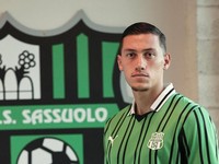 Resmi Pakai Jersey Sassuolo, Jay Idzes Jadi Rekrutan Termahal 2025