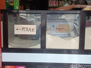 Isi Dompet Menipis, Warga Serbu Beras Murah di Warung Madura