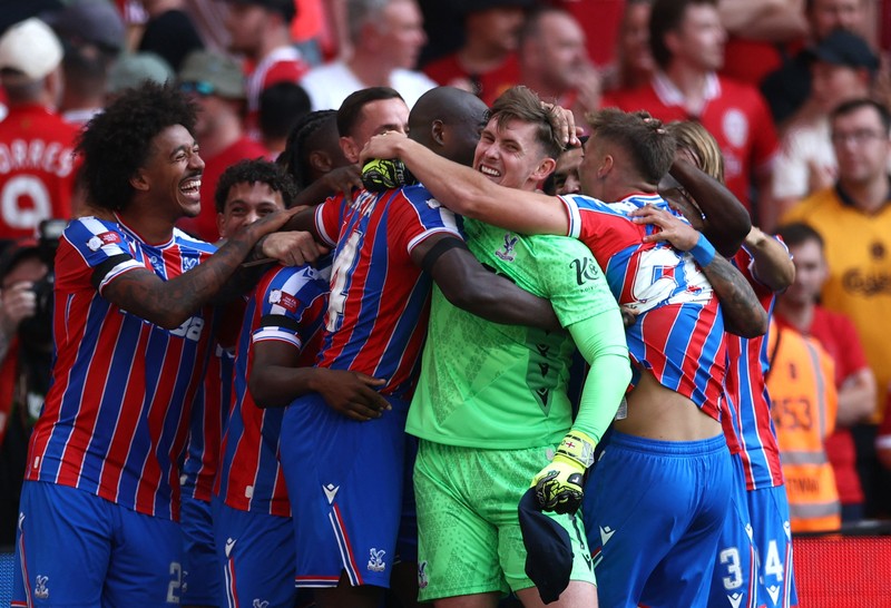 Marc Guehi dari Crystal Palace mengangkat trofi dan merayakan bersama rekan setim usai menjuarai FA Community Shield, di Stadion Wembley, London, 10 Agustus 2025. Marc Guehi dari Crystal Palace mengangkat trofi dan merayakan bersama rekan setim usai menjuarai FA Community Shield, di Stadion Wembley, London, 10 Agustus 2025. (REUTERS/Matthew Childs)