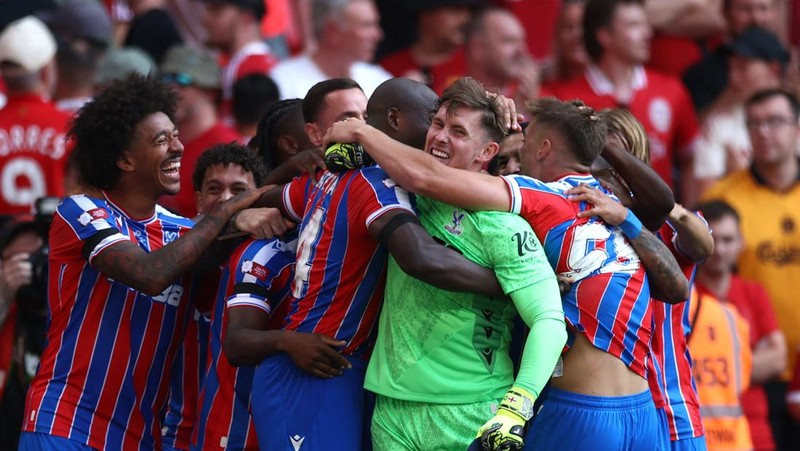 Marc Guehi dari Crystal Palace mengangkat trofi dan merayakan bersama rekan setim usai menjuarai FA Community Shield, di Stadion Wembley, London, 10 Agustus 2025. (REUTERS/Matthew Childs)