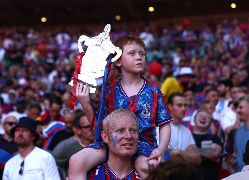 Marc Guehi dari Crystal Palace mengangkat trofi dan merayakan bersama rekan setim usai menjuarai FA Community Shield, di Stadion Wembley, London, 10 Agustus 2025. Marc Guehi dari Crystal Palace mengangkat trofi dan merayakan bersama rekan setim usai menjuarai FA Community Shield, di Stadion Wembley, London, 10 Agustus 2025. (REUTERS/Matthew Childs)