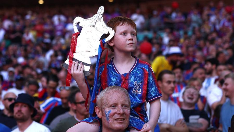 Marc Guehi dari Crystal Palace mengangkat trofi dan merayakan bersama rekan setim usai menjuarai FA Community Shield, di Stadion Wembley, London, 10 Agustus 2025. (REUTERS/Matthew Childs)