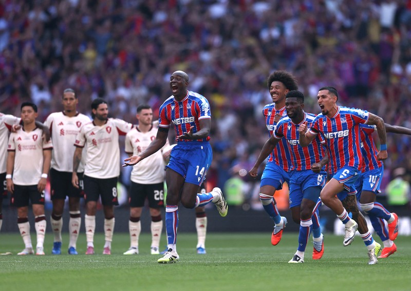 Marc Guehi dari Crystal Palace mengangkat trofi dan merayakan bersama rekan setim usai menjuarai FA Community Shield, di Stadion Wembley, London, 10 Agustus 2025. Marc Guehi dari Crystal Palace mengangkat trofi dan merayakan bersama rekan setim usai menjuarai FA Community Shield, di Stadion Wembley, London, 10 Agustus 2025. (REUTERS/Matthew Childs)