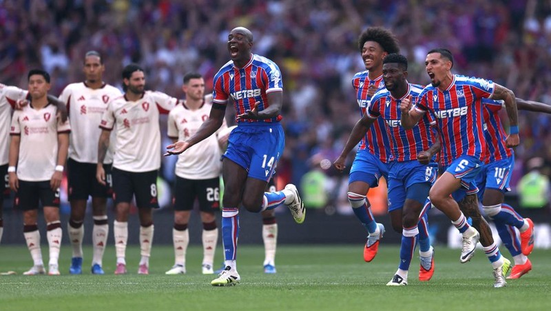 Marc Guehi dari Crystal Palace mengangkat trofi dan merayakan bersama rekan setim usai menjuarai FA Community Shield, di Stadion Wembley, London, 10 Agustus 2025. (REUTERS/Matthew Childs)