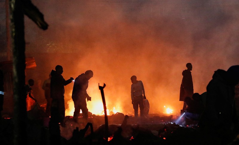 Kebakaran hebat kembali melanda kawasan padat penduduk di Nairobi, Kenya, tepatnya di permukiman Huruma pada Minggu (10/8/2025) malam. (REUTERS/Thomas Mukoya)