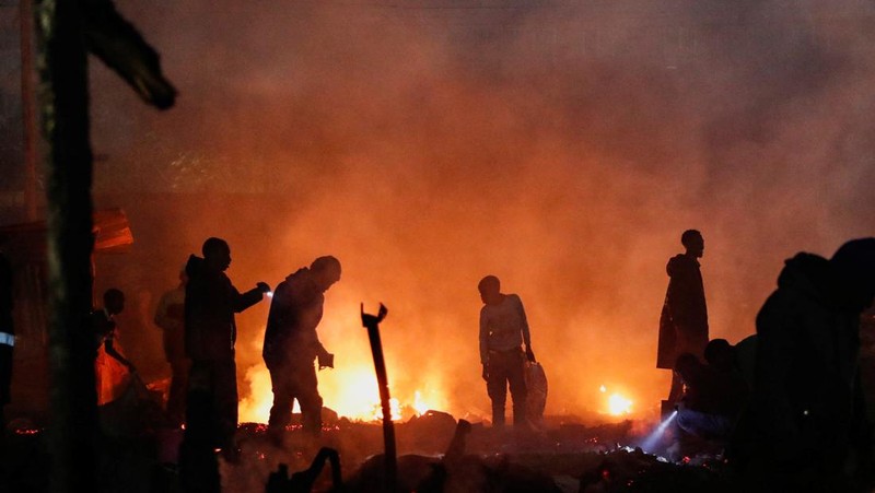 Kebakaran hebat kembali melanda kawasan padat penduduk di Nairobi, Kenya, tepatnya di permukiman Huruma pada Minggu (10/8/2025) malam. (REUTERS/Thomas Mukoya)
