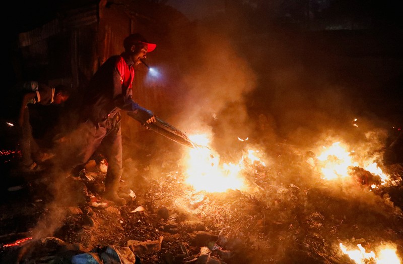 Kebakaran hebat kembali melanda kawasan padat penduduk di Nairobi, Kenya, tepatnya di permukiman Huruma pada Minggu (10/8/2025) malam. (REUTERS/Thomas Mukoya)