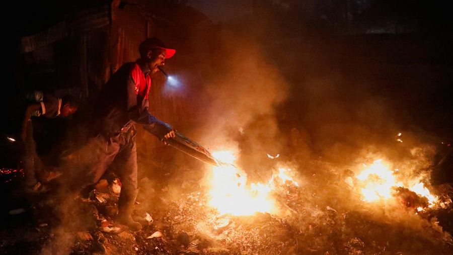 Kebakaran hebat kembali melanda kawasan padat penduduk di Nairobi, Kenya, tepatnya di permukiman Huruma pada Minggu (10/8/2025) malam. (REUTERS/Thomas Mukoya)