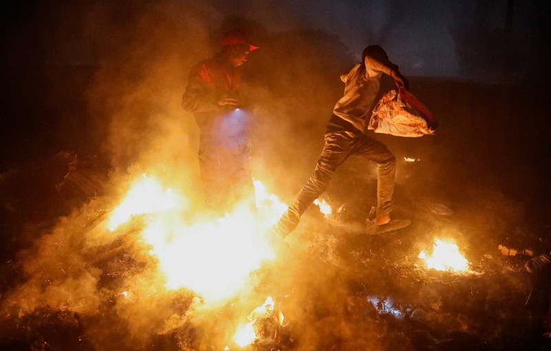 Kebakaran hebat kembali melanda kawasan padat penduduk di Nairobi, Kenya. Kebakaran hebat kembali melanda kawasan padat penduduk di Nairobi, Kenya, tepatnya di permukiman Huruma pada Minggu (10/8/2025) malam. (REUTERS/Thomas Mukoya)