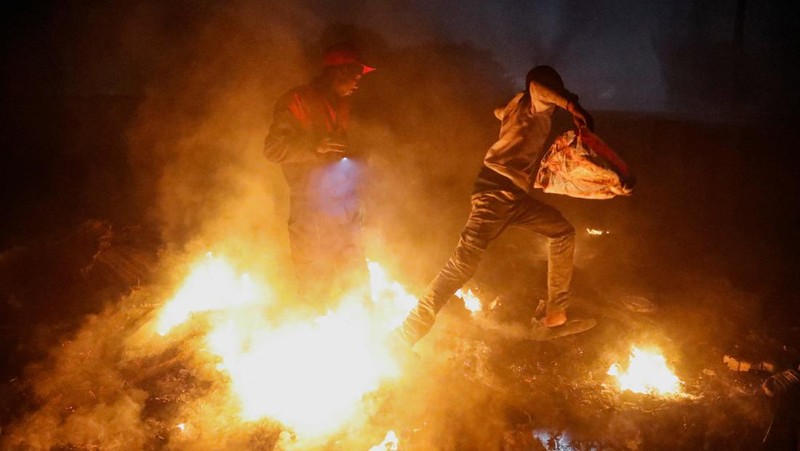 Kebakaran hebat kembali melanda kawasan padat penduduk di Nairobi, Kenya, tepatnya di permukiman Huruma pada Minggu (10/8/2025) malam. (REUTERS/Thomas Mukoya)