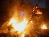 Potret Kebakaran Hebat Melanda Kawasan Padat Penduduk, Warga Panik