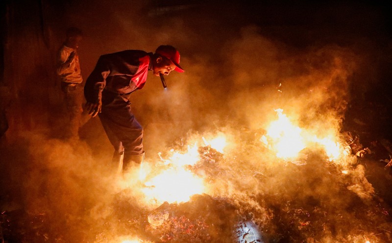 Kebakaran hebat kembali melanda kawasan padat penduduk di Nairobi, Kenya, tepatnya di permukiman Huruma pada Minggu (10/8/2025) malam. (REUTERS/Thomas Mukoya)