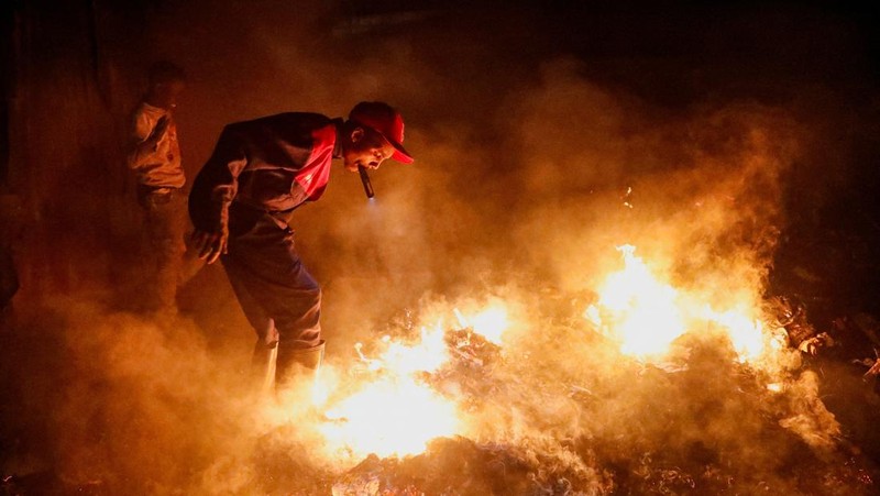 Kebakaran hebat kembali melanda kawasan padat penduduk di Nairobi, Kenya, tepatnya di permukiman Huruma pada Minggu (10/8/2025) malam. (REUTERS/Thomas Mukoya)