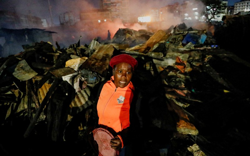 Kebakaran hebat kembali melanda kawasan padat penduduk di Nairobi, Kenya. Kebakaran hebat kembali melanda kawasan padat penduduk di Nairobi, Kenya, tepatnya di permukiman Huruma pada Minggu (10/8/2025) malam. (REUTERS/Thomas Mukoya)