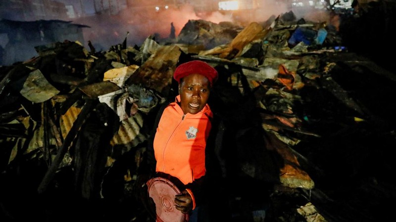 Kebakaran hebat kembali melanda kawasan padat penduduk di Nairobi, Kenya, tepatnya di permukiman Huruma pada Minggu (10/8/2025) malam. (REUTERS/Thomas Mukoya)