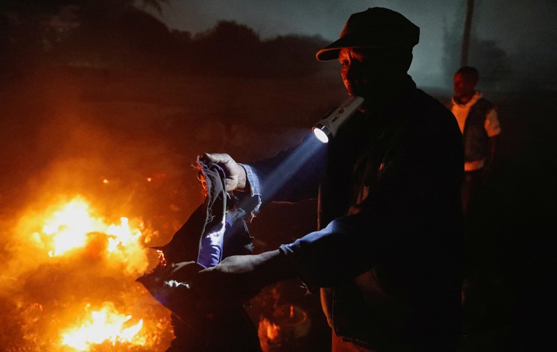 Kebakaran hebat kembali melanda kawasan padat penduduk di Nairobi, Kenya, tepatnya di permukiman Huruma pada Minggu (10/8/2025) malam. (REUTERS/Thomas Mukoya)