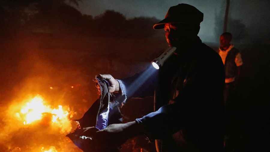 Kebakaran hebat kembali melanda kawasan padat penduduk di Nairobi, Kenya, tepatnya di permukiman Huruma pada Minggu (10/8/2025) malam. (REUTERS/Thomas Mukoya)