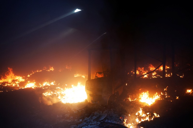 Kebakaran hutan di Spanyol makin meluas hingga memaksa otoritas berwenang mengevakuasi 1.400 orang di wilayah Castille dan Leon, Senin (11/8/2025) pagi. (REUTERS/Juan Medina)