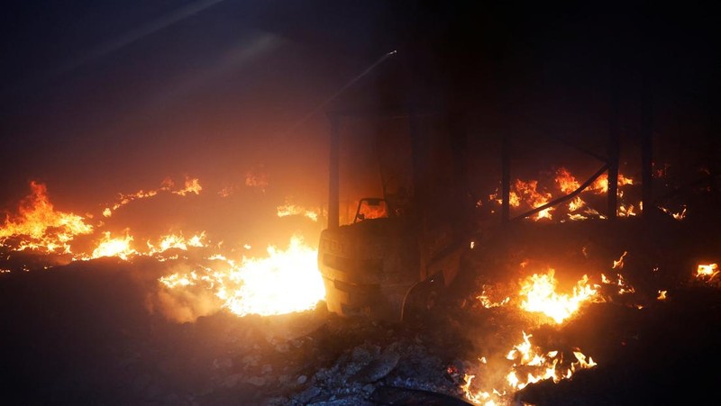 Kebakaran hutan di Spanyol makin meluas hingga memaksa otoritas berwenang mengevakuasi 1.400 orang di wilayah Castille dan Leon, Senin (11/8/2025) pagi. (REUTERS/Juan Medina)