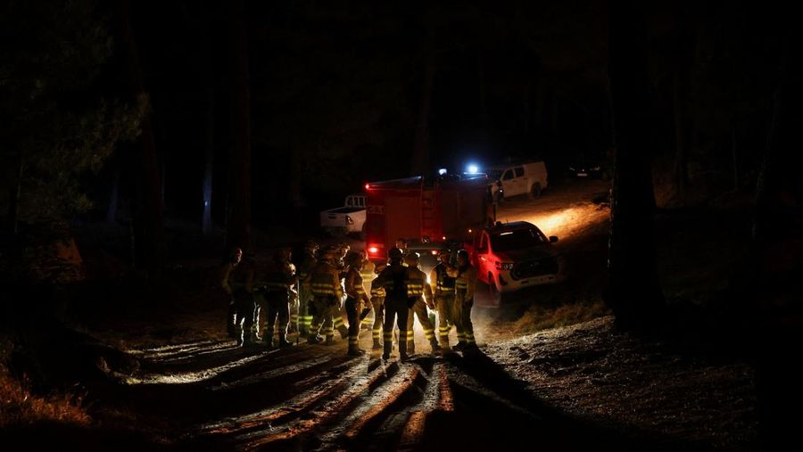 Kebakaran hutan di Spanyol makin meluas hingga memaksa otoritas berwenang mengevakuasi 1.400 orang di wilayah Castille dan Leon, Senin (11/8/2025) pagi. (REUTERS/Juan Medina)