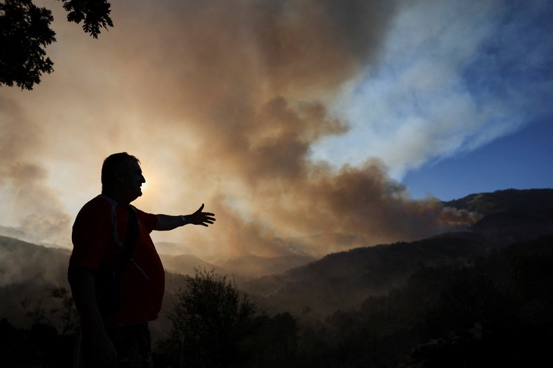 Kebakaran hutan di Spanyol makin meluas hingga memaksa otoritas berwenang mengevakuasi 1.400 orang di wilayah Castille dan Leon, Senin (11/8/2025) pagi. (REUTERS/Juan Medina)