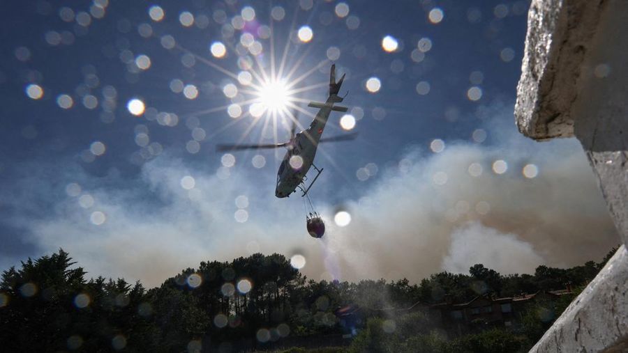 Kebakaran hutan di Spanyol makin meluas hingga memaksa otoritas berwenang mengevakuasi 1.400 orang di wilayah Castille dan Leon, Senin (11/8/2025) pagi. (REUTERS/Juan Medina)