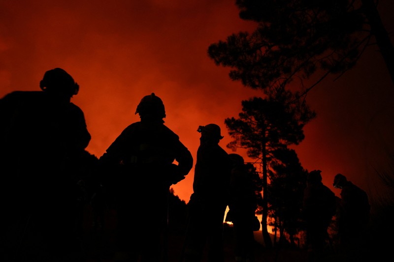 Kebakaran hutan di Spanyol makin meluas hingga memaksa otoritas berwenang mengevakuasi 1.400 orang di wilayah Castille dan Leon. Kebakaran hutan di Spanyol makin meluas hingga memaksa otoritas berwenang mengevakuasi 1.400 orang di wilayah Castille dan Leon, Senin (11/8/2025) pagi. (REUTERS/Juan Medina)
