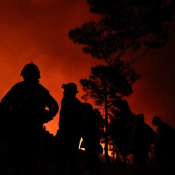 Petaka Sulap Langit Jadi Merah di Spanyol, Ribuan Orang Dievakuasi