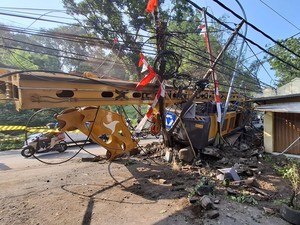 Truk Angkut Alat Berat Oleng Timpa Rumah di Gombel Lama Semarang
