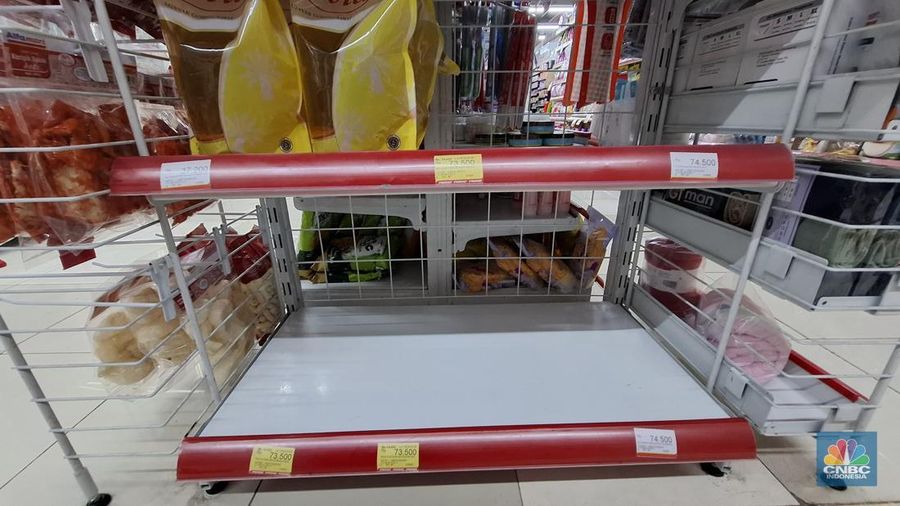 Ketersedian beras premium kemasan di beberapa peritel modern terpantau masih kosong, meski produsen beras sudah mulai Kembali mengisi beras premium kemasan di peritel modern. (CNBC Indonesia/Chandra Dwi Pranata)