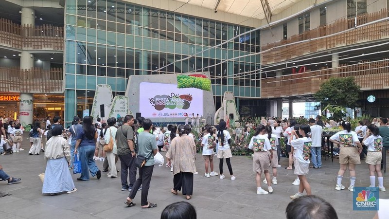 Suasana sepi di One Belpark Mall, Jakarta, Rabu (27/7/2023). Fenomena semakin banyaknya pusat perbelanjaan atau mall yang mulai ditinggalkan pengunjung bahkan penyewa kios juga terjadi di One Belpark Mall. (CNBC Indonesia/Faisal Rahman)