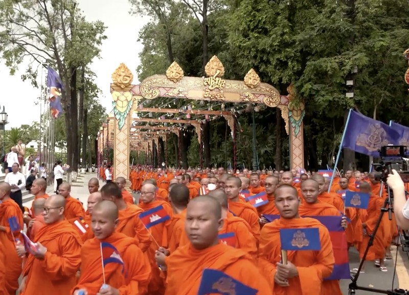 Para biksu Buddha ikut serta dalam pawai perdamaian, menyusul konflik perbatasan antara Kamboja dan Thailand, di Phnom Penh, Kamboja, 10 Agustus 2025. Para biksu Buddha ikut serta dalam pawai perdamaian, menyusul konflik perbatasan antara Kamboja dan Thailand, di Phnom Penh, Kamboja, 10 Agustus 2025. (REUTERS/Roun Ry)