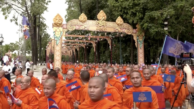Para biksu Buddha ikut serta dalam pawai perdamaian, menyusul konflik perbatasan antara Kamboja dan Thailand, di Phnom Penh, Kamboja, 10 Agustus 2025. (REUTERS/Roun Ry)