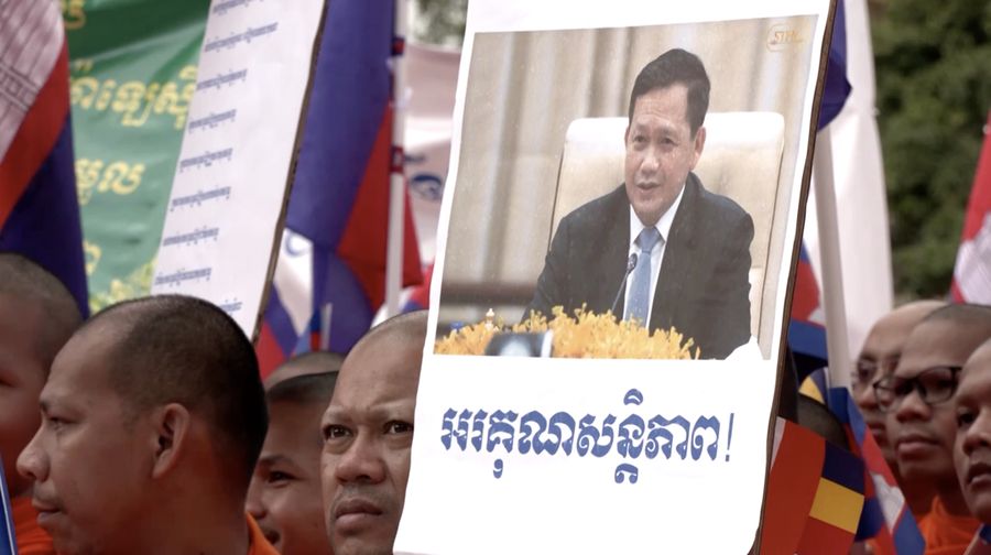 Para biksu Buddha ikut serta dalam pawai perdamaian, menyusul konflik perbatasan antara Kamboja dan Thailand, di Phnom Penh, Kamboja, 10 Agustus 2025. (REUTERS/Roun Ry)
