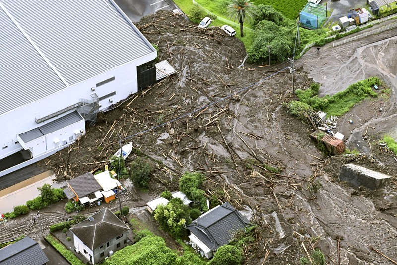 Otoritas Jepang menyerukan jutaan warganya untuk mengungsi dari rumah-rumah mereka setelah hujan lebat memicu banjir dan tanah longsor di wilayah barat daya negara tersebut. (via REUTERS/KYODO)